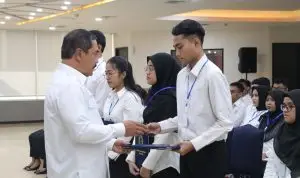 Menteri Agus Andrianto menyerahkan SK CPNS Kemenimipas 2025. (kemenimipas)