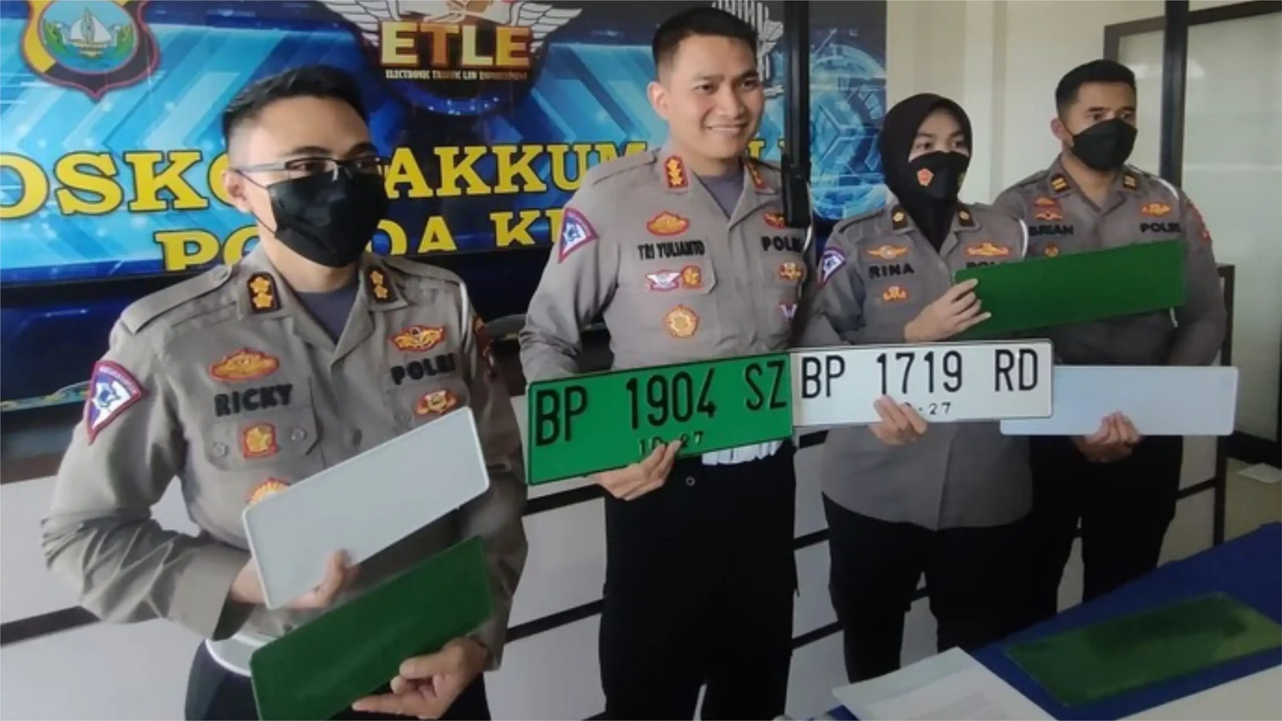 Pelat Nomor Hijau