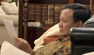 prabowo baca surat dari siswa sekolah rakyat