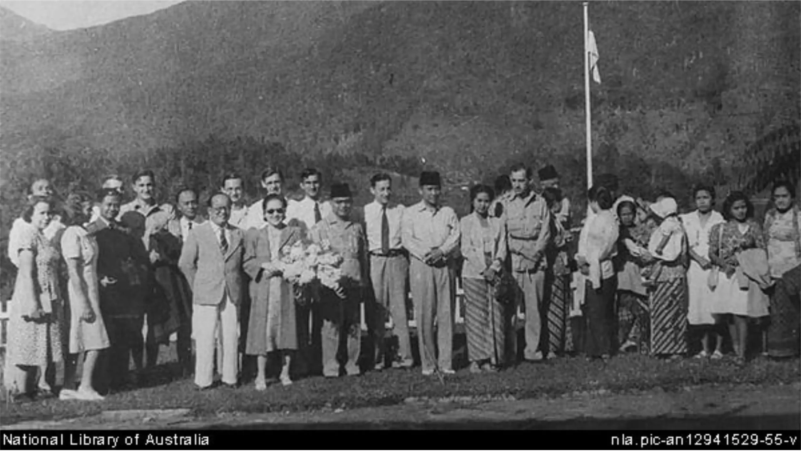 Foto ketika Presiden Soekarno dan Wakil Presiden Mohammad Hatta di Sarangan Tahun 1948 Dilihat dari gambarnya foto ini diambil di sebelah timur Telaga Sarangan Magetan dengan latar belakang puncak Gunung Lawu