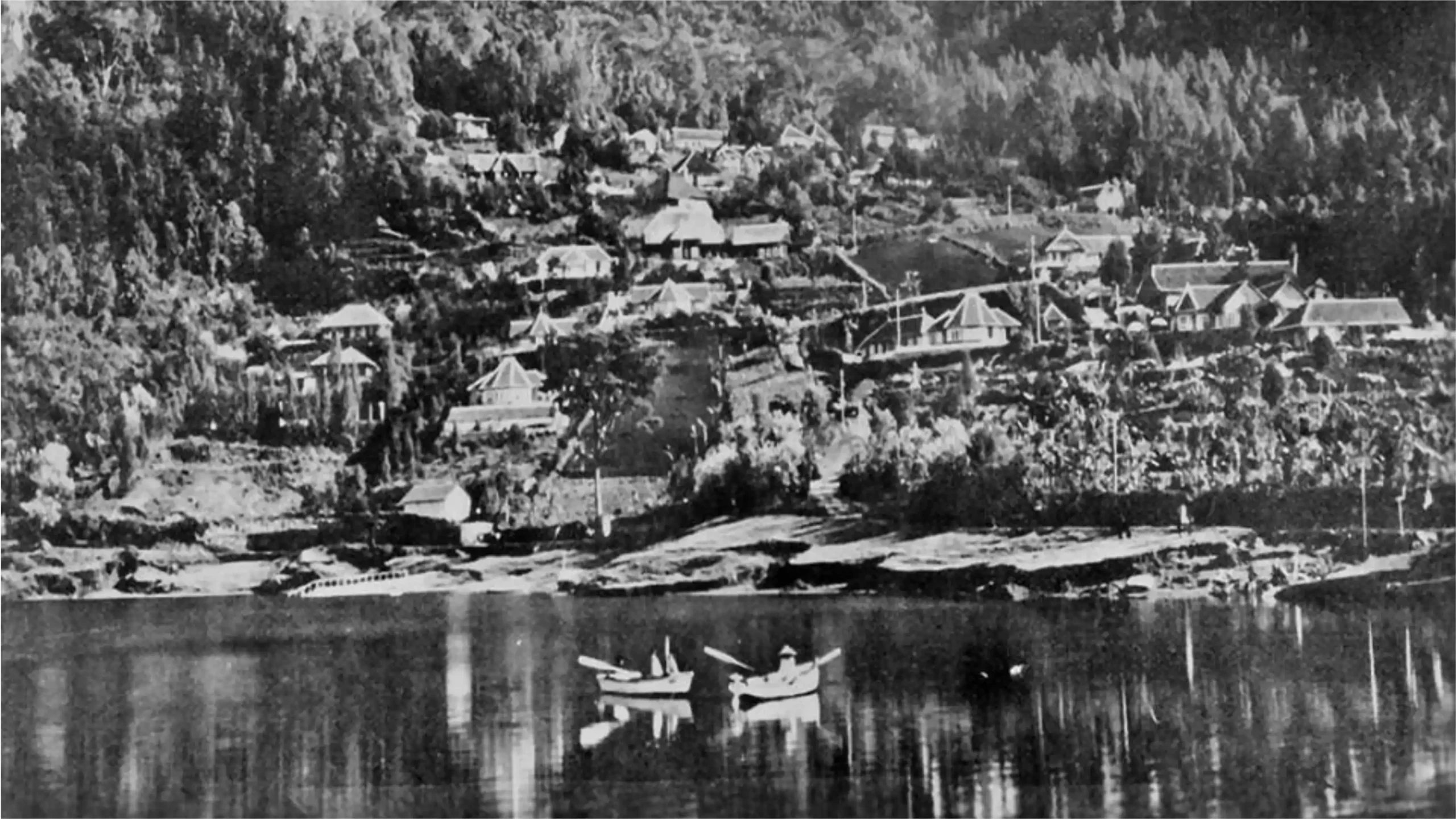 Foto Telaga Sarangan dengan latar belakang Gunung Lawu