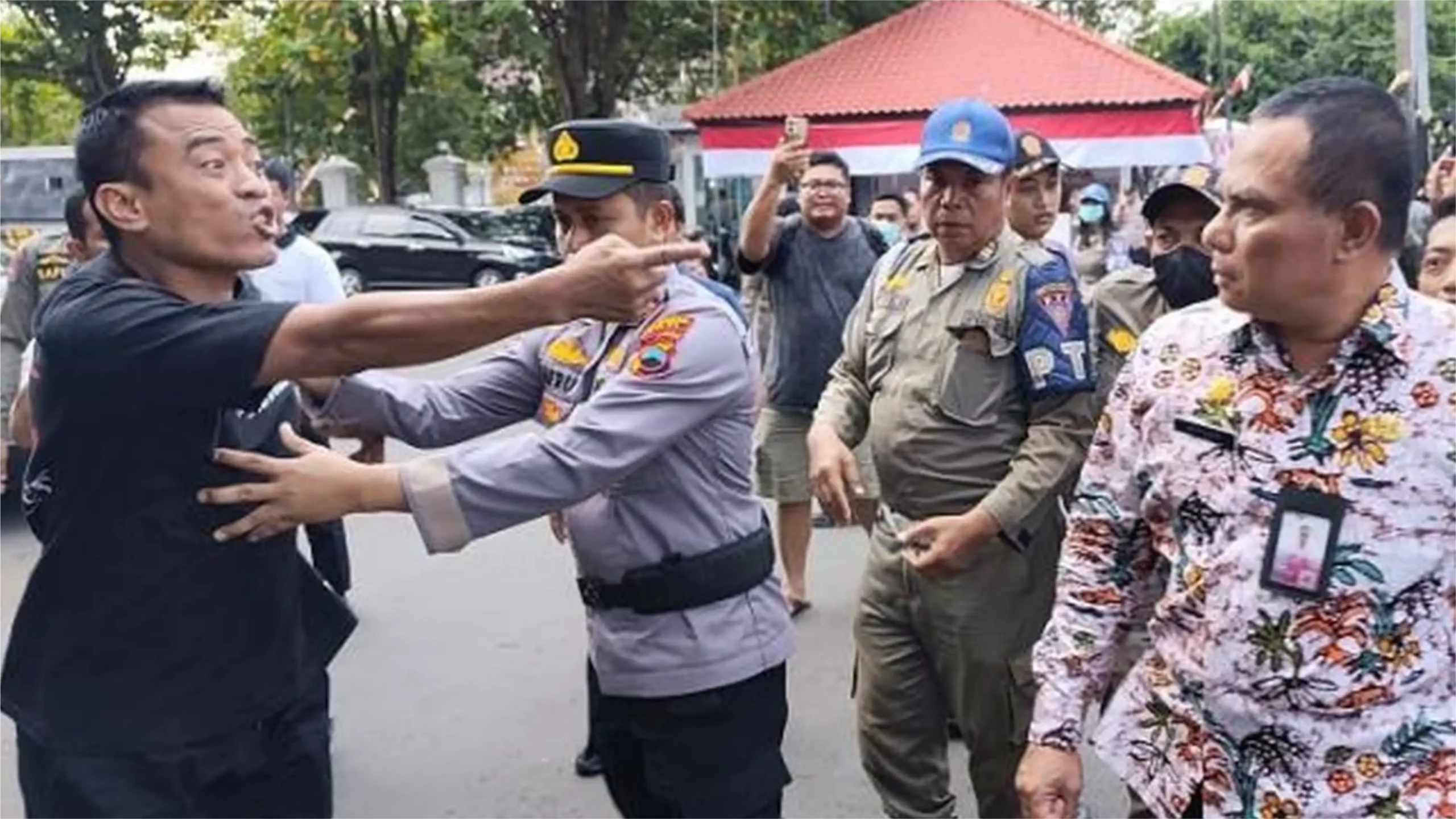 Bupati Pati Menantang Warga Demo
