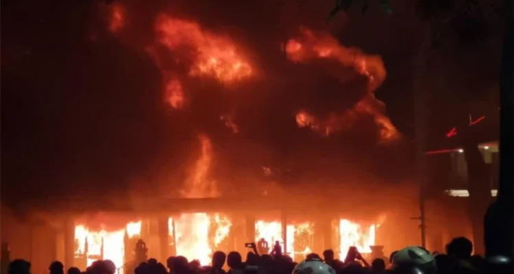 Grahadi Terbakar Imbas Demo