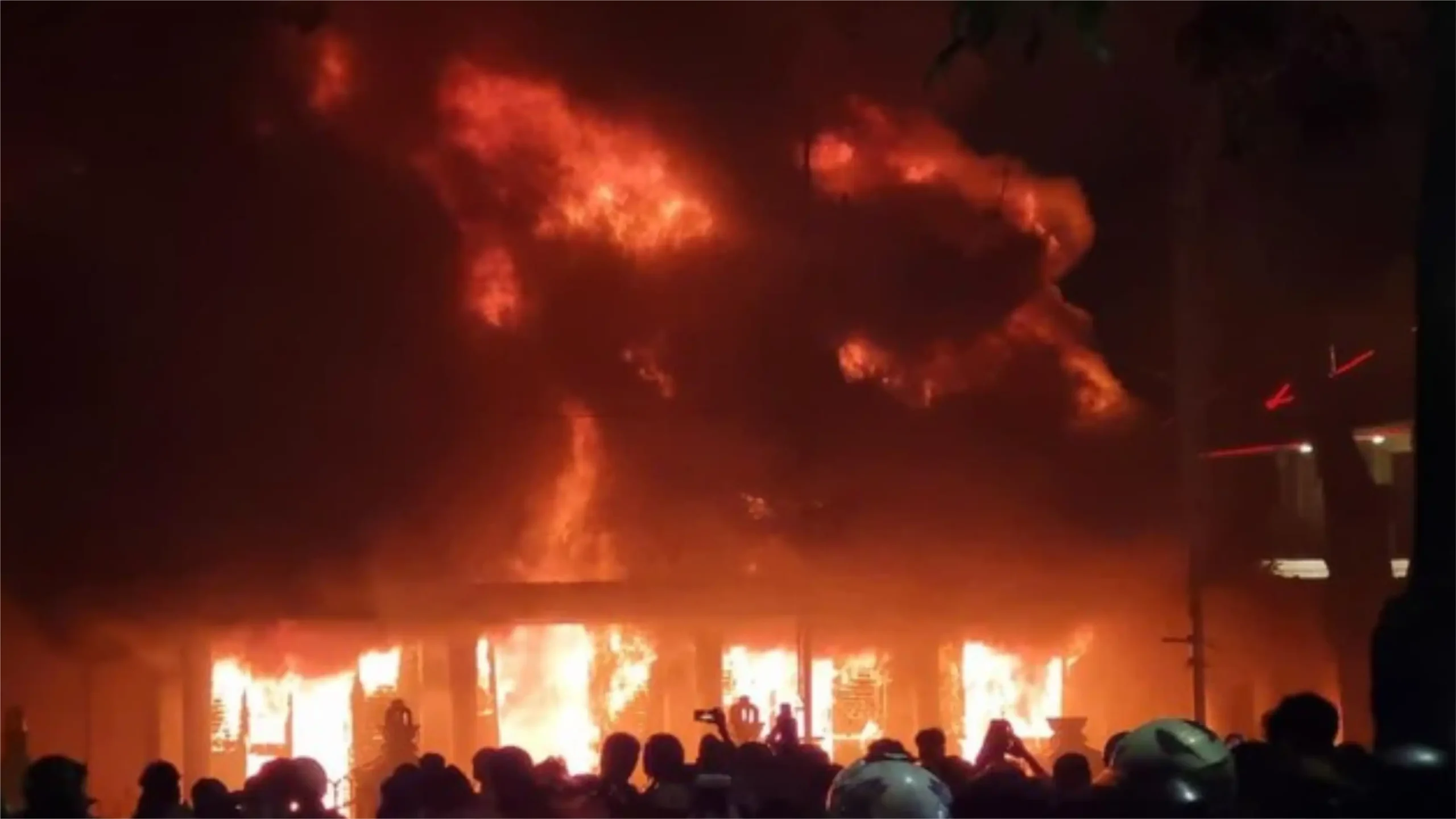 Grahadi Terbakar Imbas Demo