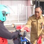 DPRD Jombang bagikan bendera Merah Putih