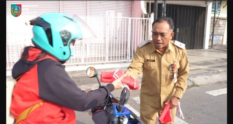 DPRD Jombang bagikan bendera Merah Putih