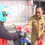 DPRD Jombang bagikan bendera Merah Putih