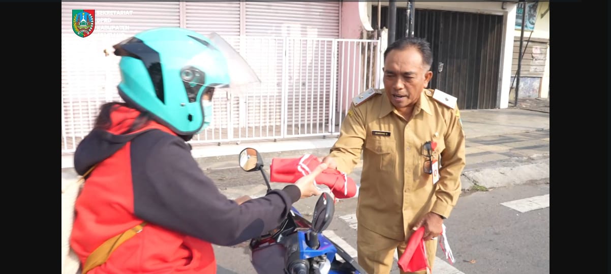 DPRD Jombang bagikan bendera Merah Putih