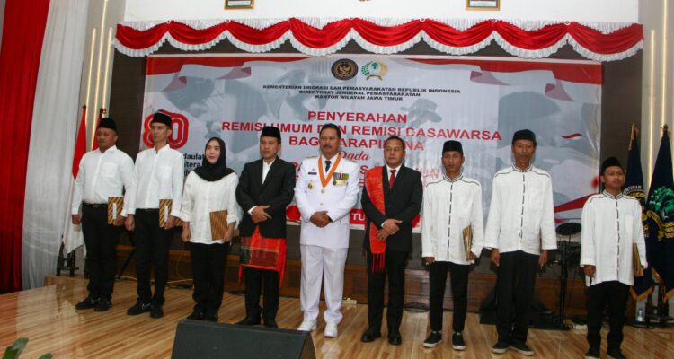 Lapas Madiun menyerahkan remisi ke warga binaan