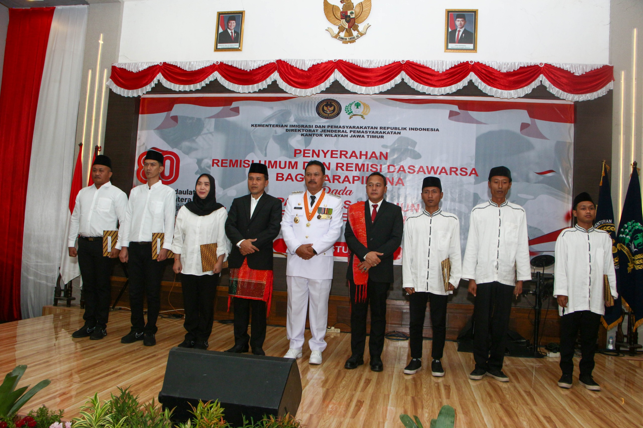 Lapas Madiun menyerahkan remisi ke warga binaan