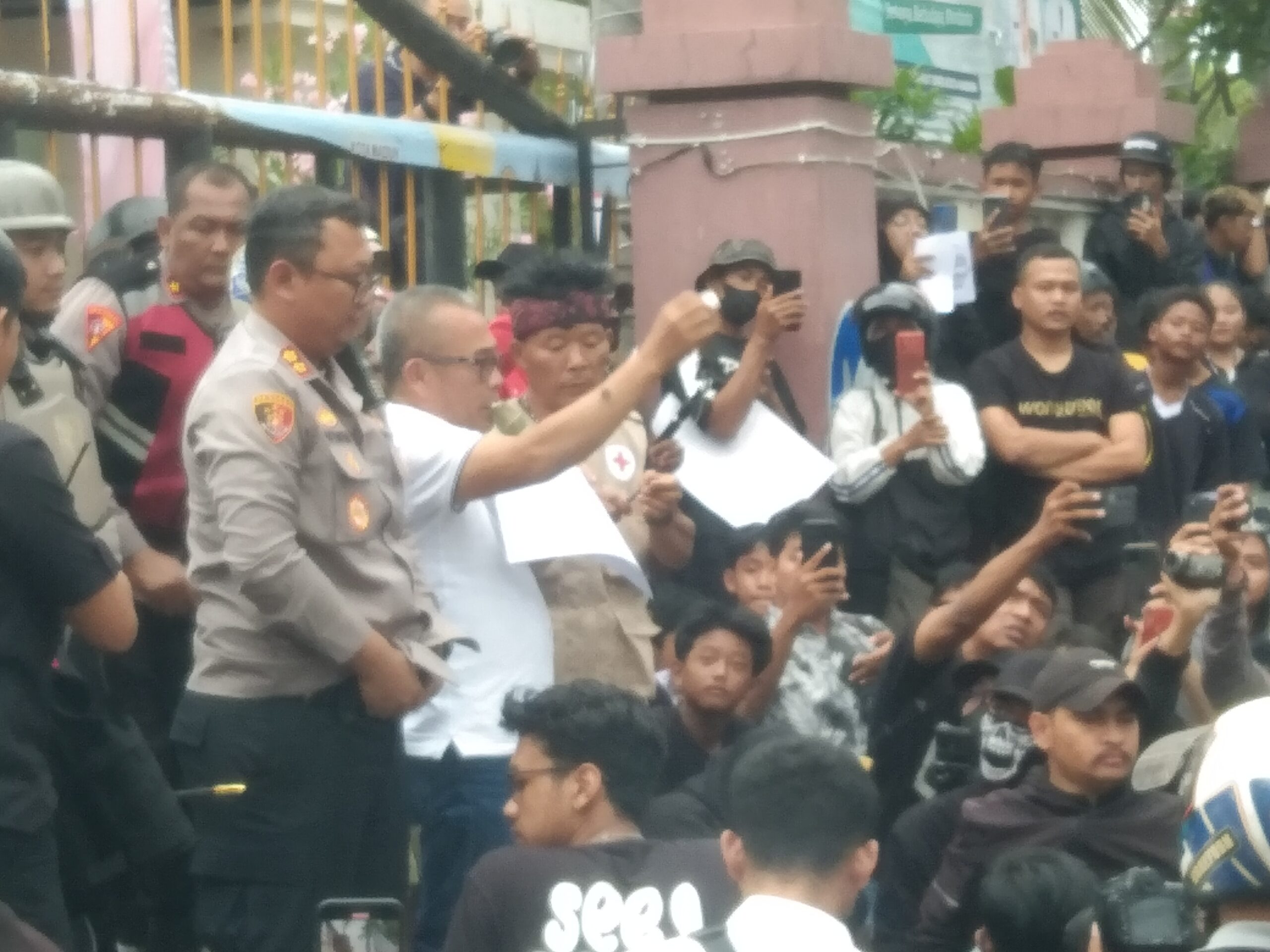 Massa pendemo DPRD Kota Madiun