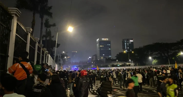 Massa Aksi Jakarta Bertahan Hingga Tengah Malam Massa Aksi Jakarta Bertahan Hingga Tengah Malam