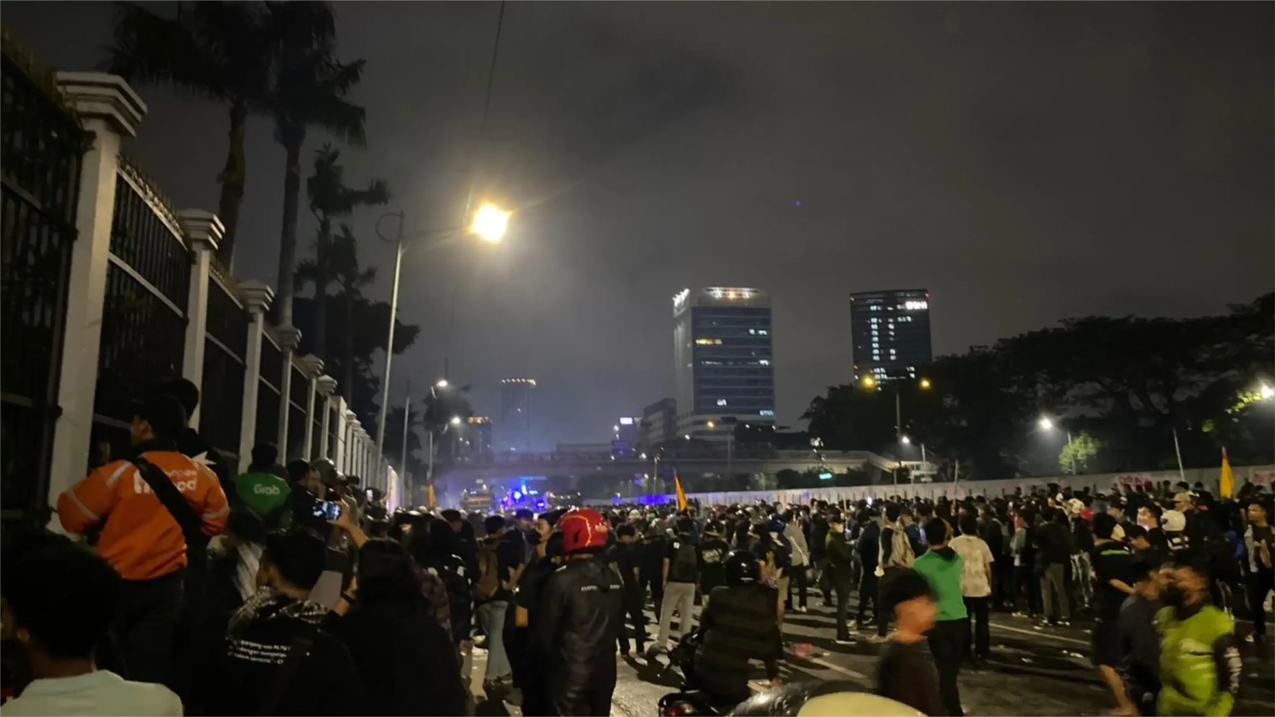 Massa Aksi Jakarta Bertahan Hingga Tengah Malam