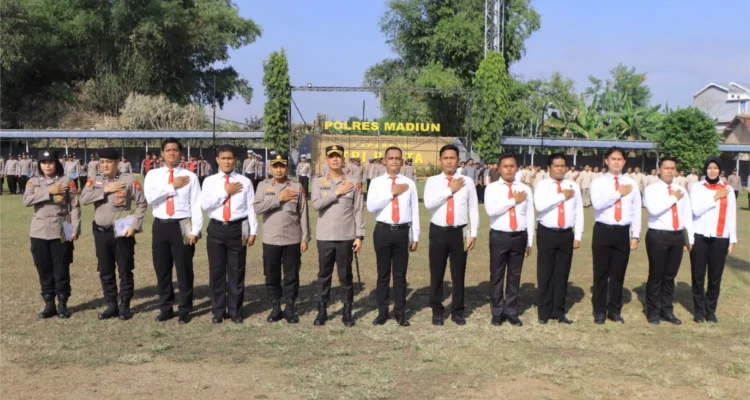 Kapolres Madiun Beri Penghargaan Anggotanya
