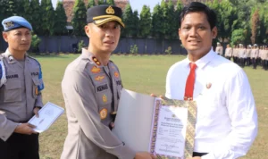 Kapolres Madiun Beri Penghargaan Anggotanya