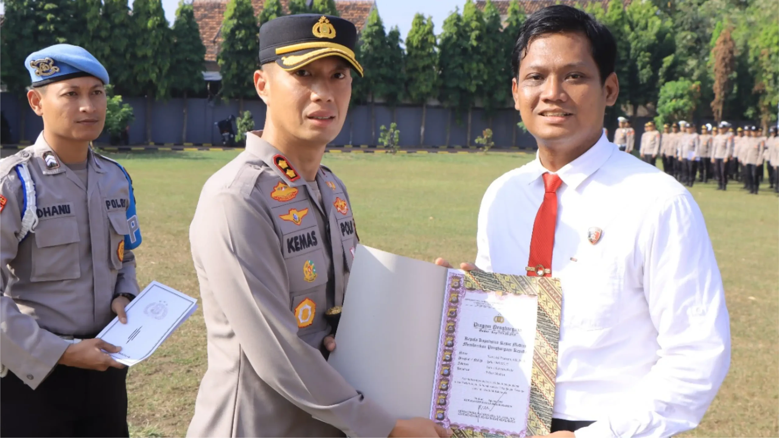 Kapolres Madiun Beri Penghargaan Anggotanya