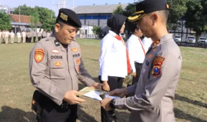 Kapolres Madiun Beri Penghargaan Anggotanya
