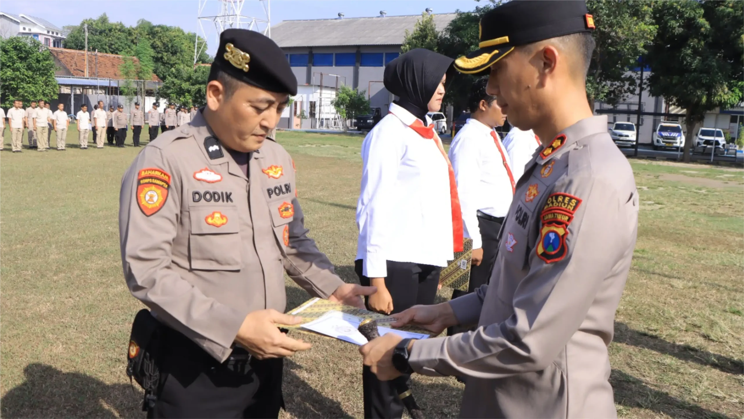 Kapolres Madiun Beri Penghargaan Anggotanya