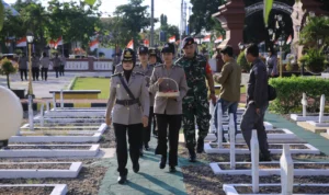 Polwan Polres Madiun Tabur Bunga