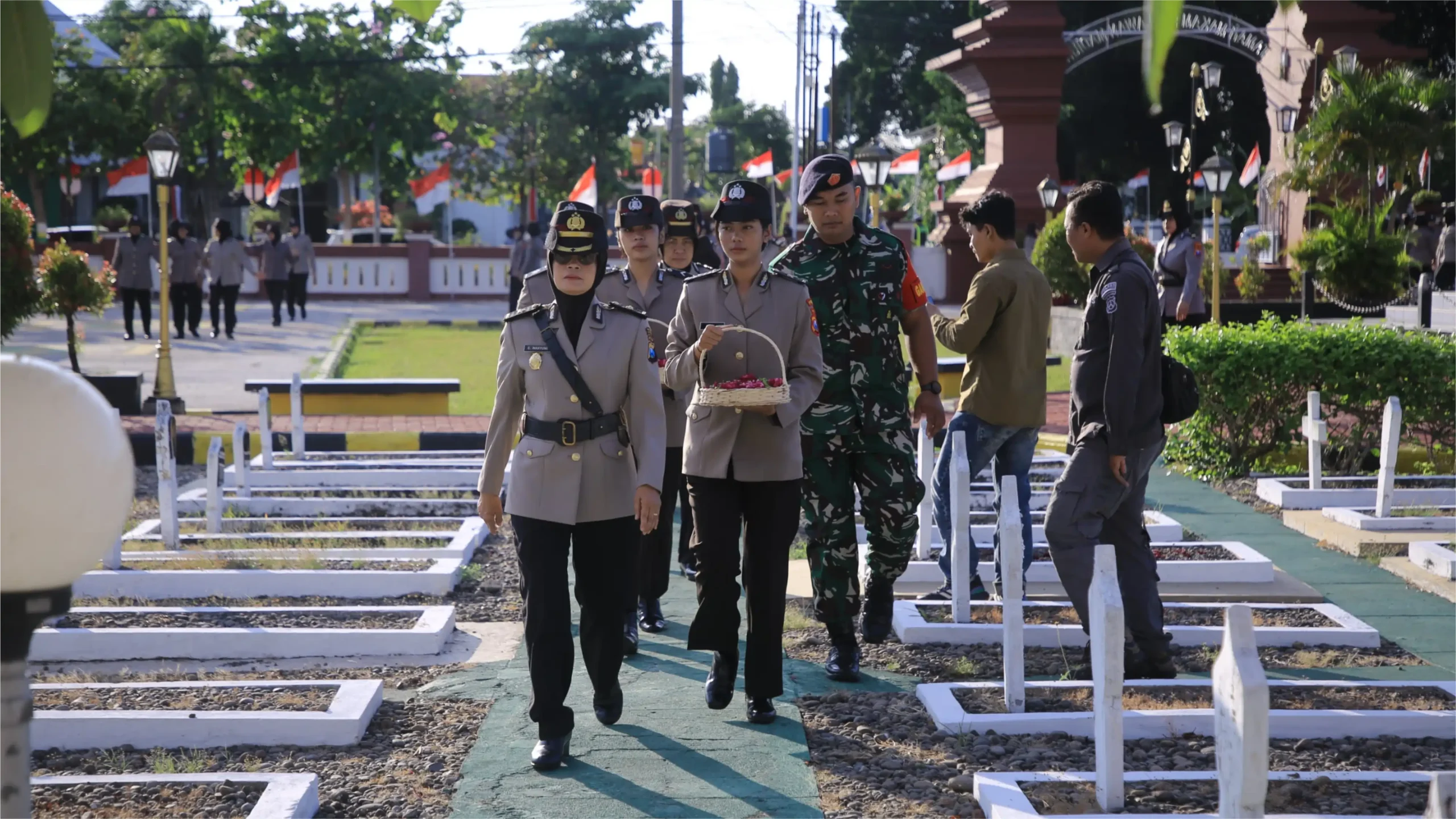 Polwan Polres Madiun Tabur Bunga