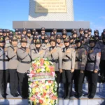 Polwan Polres Madiun Tabur Bunga