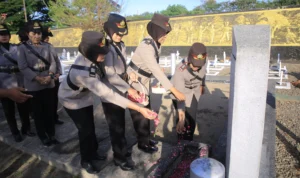 Polwan Polres Madiun Tabur Bunga