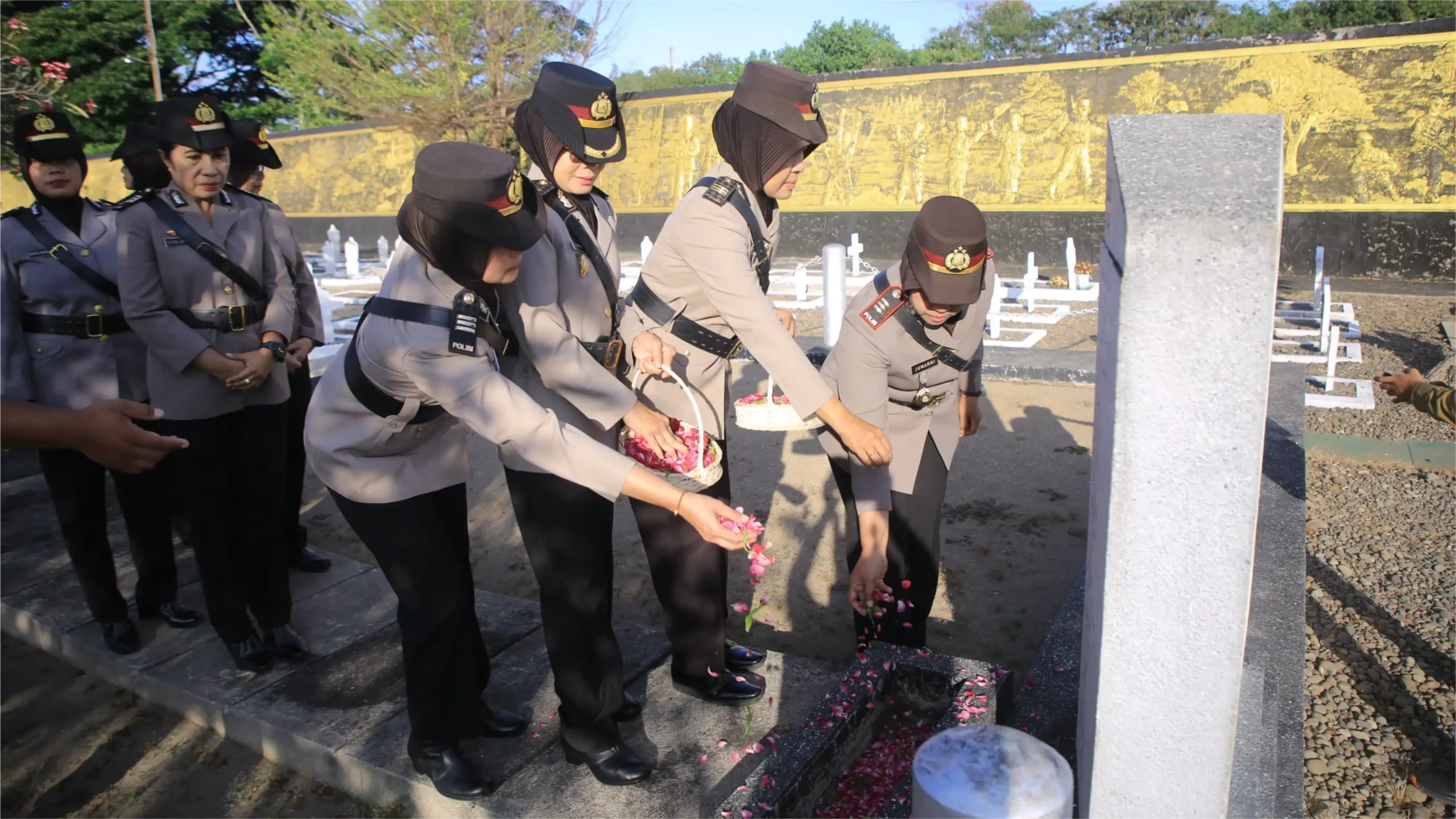 Polwan Polres Madiun Tabur Bunga