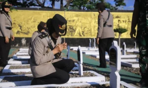 Polwan Polres Madiun Tabur Bunga