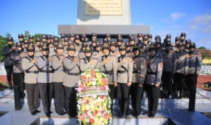 Polwan Polres Madiun Tabur Bunga
