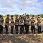 Polwan Polres Madiun Tabur Bunga