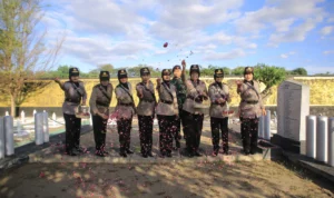 Polwan Polres Madiun Tabur Bunga