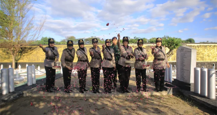 Polwan Polres Madiun Tabur Bunga