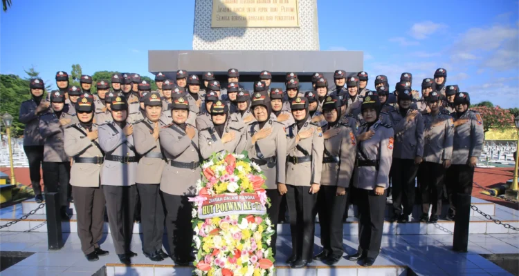 Polwan Polres Madiun Tabur Bunga