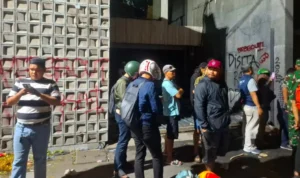 Rumah Sahroni Dijarah Massa