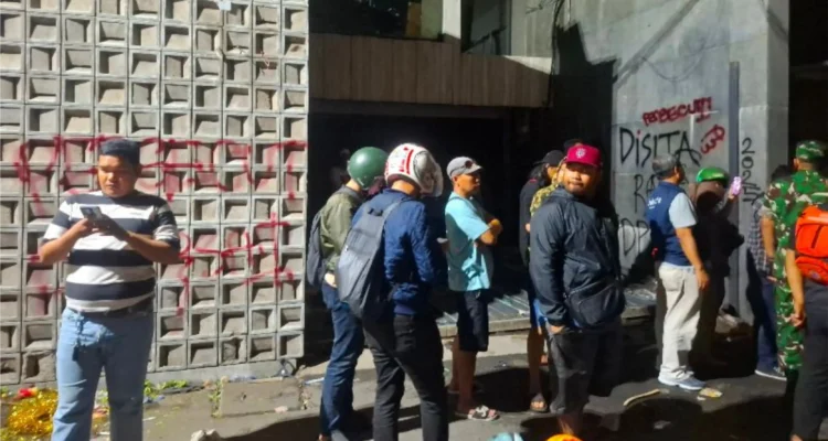 Rumah Sahroni Dijarah Massa