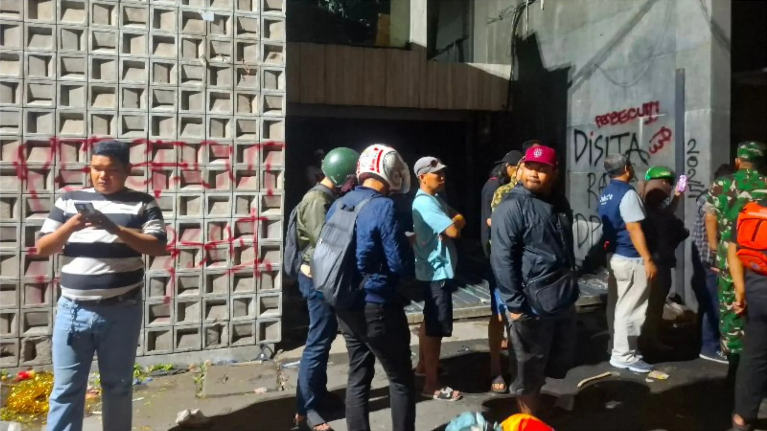Rumah Sahroni Dijarah Massa