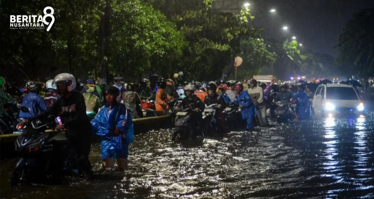 Jakarta Banjir Meluas Hingga 54 RT Jakarta Banjir Meluas Hingga 54 RT