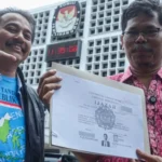 Roy Suryo Menunjukkan Kopian Ijazah Jokowi Roy Suryo Menunjukkan Kopian Ijazah Jokowi