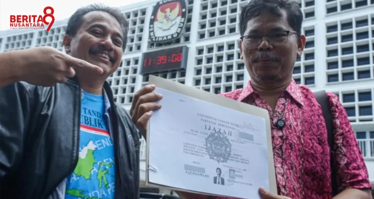 Roy Suryo Menunjukkan Kopian Ijazah Jokowi