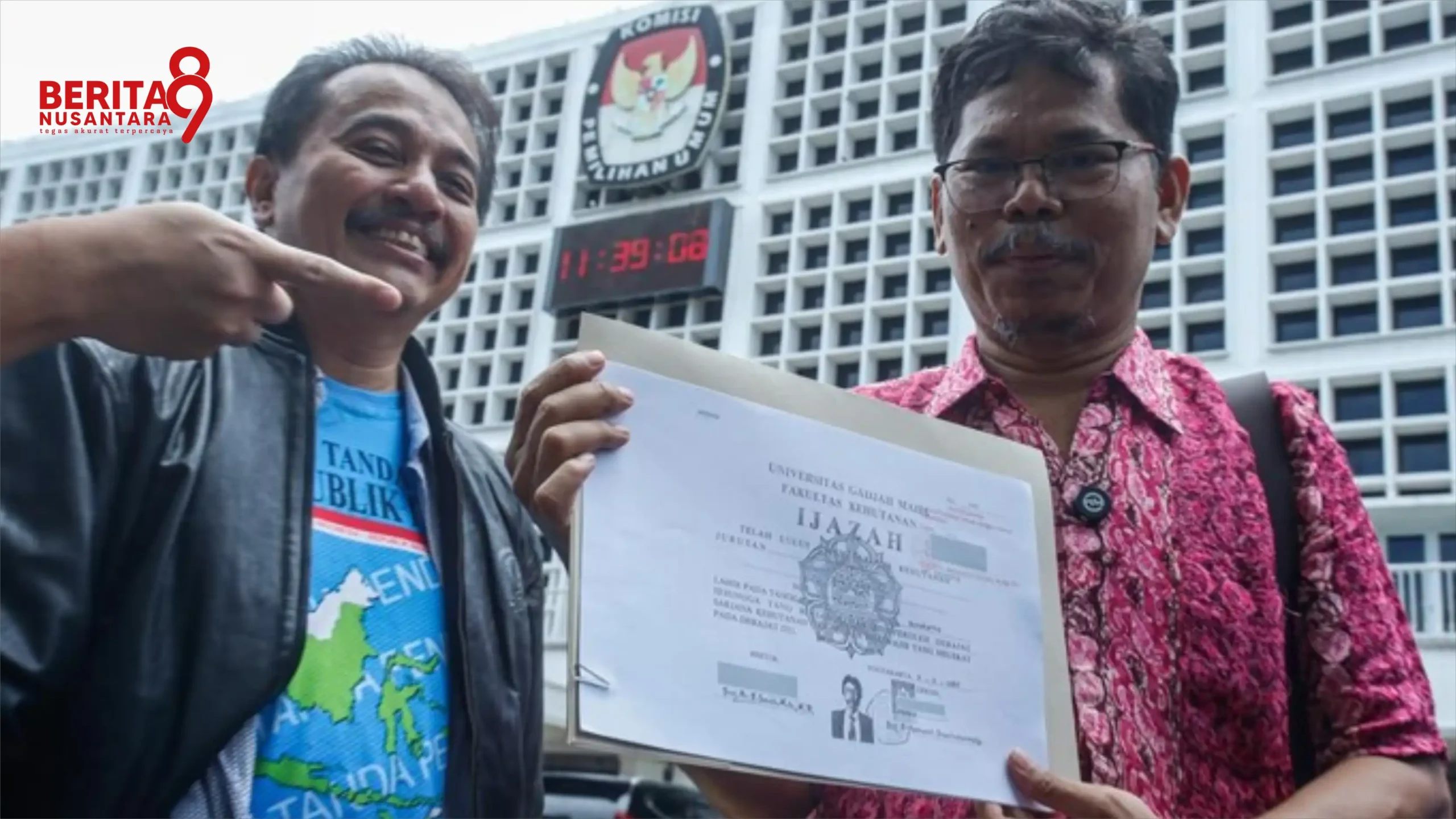 Roy Suryo Menunjukkan Kopian Ijazah Jokowi Roy Suryo Menunjukkan Kopian Ijazah Jokowi