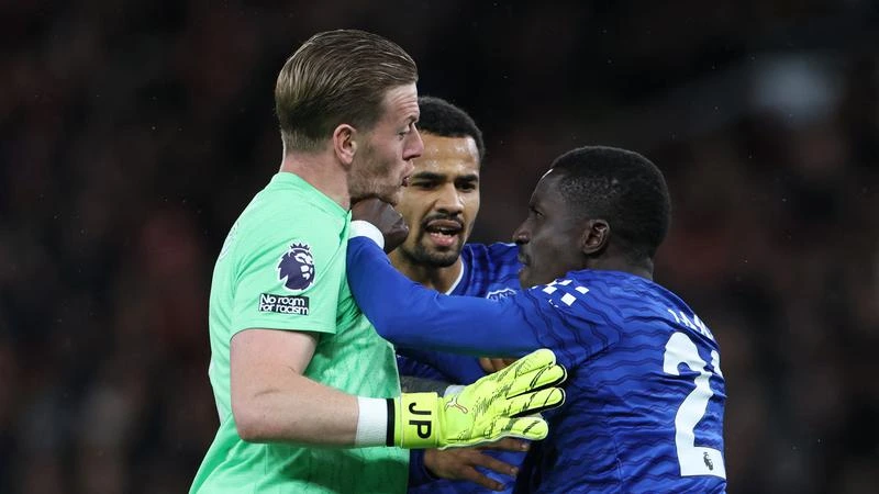 Gueye dan Keane yang berseteru saat Everton Melawan MU