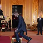 David Beckham menerima Gelar Ksatria David Beckham menerima Gelar Ksatria