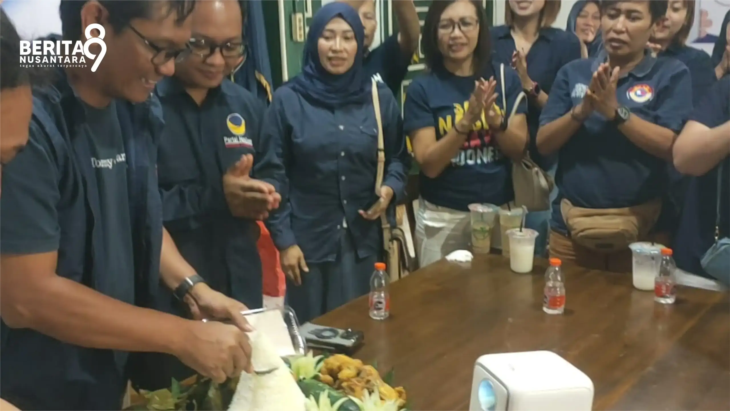 Ketua DPD NasDem Magetan melakukan potong tumperng HUT ke 14 NasDem