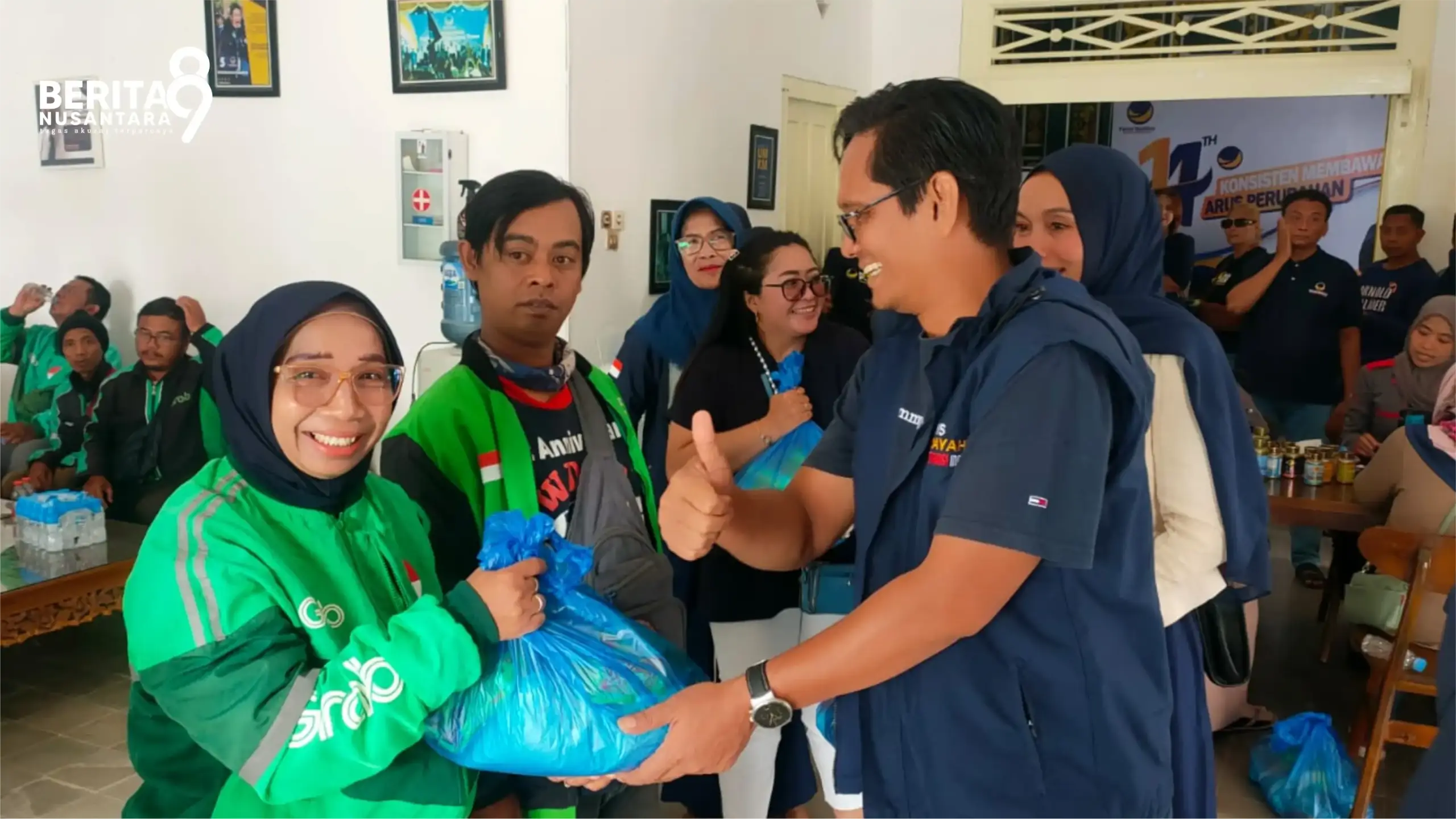 Ketua DPD NasDem Magetan memberikan Sembako ke Komunitas Ojol di HUT ke 14 NasDem