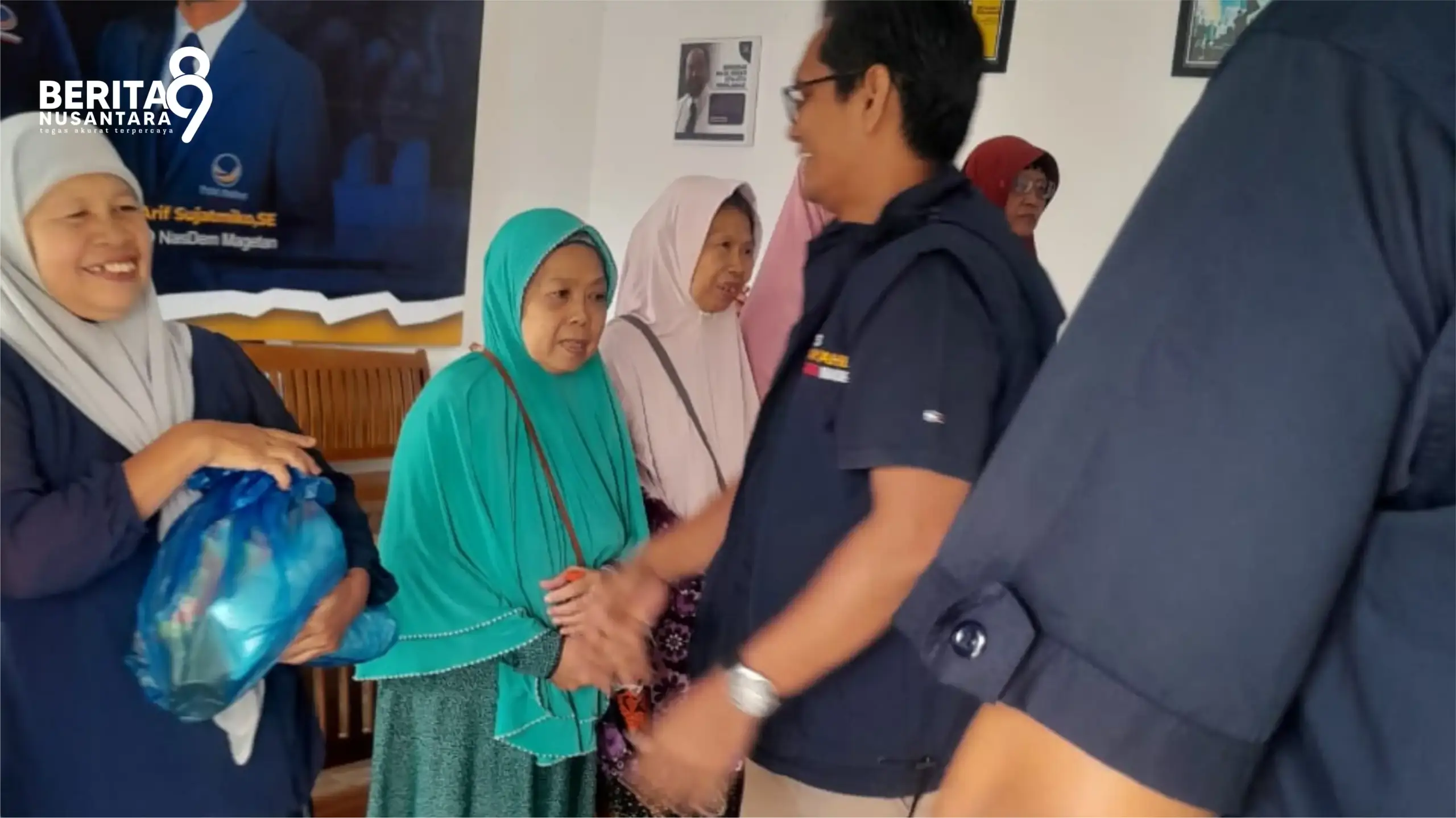 Gaguk Arif Sujatmiko membagikan Sembako HUT ke 14 NasDem
