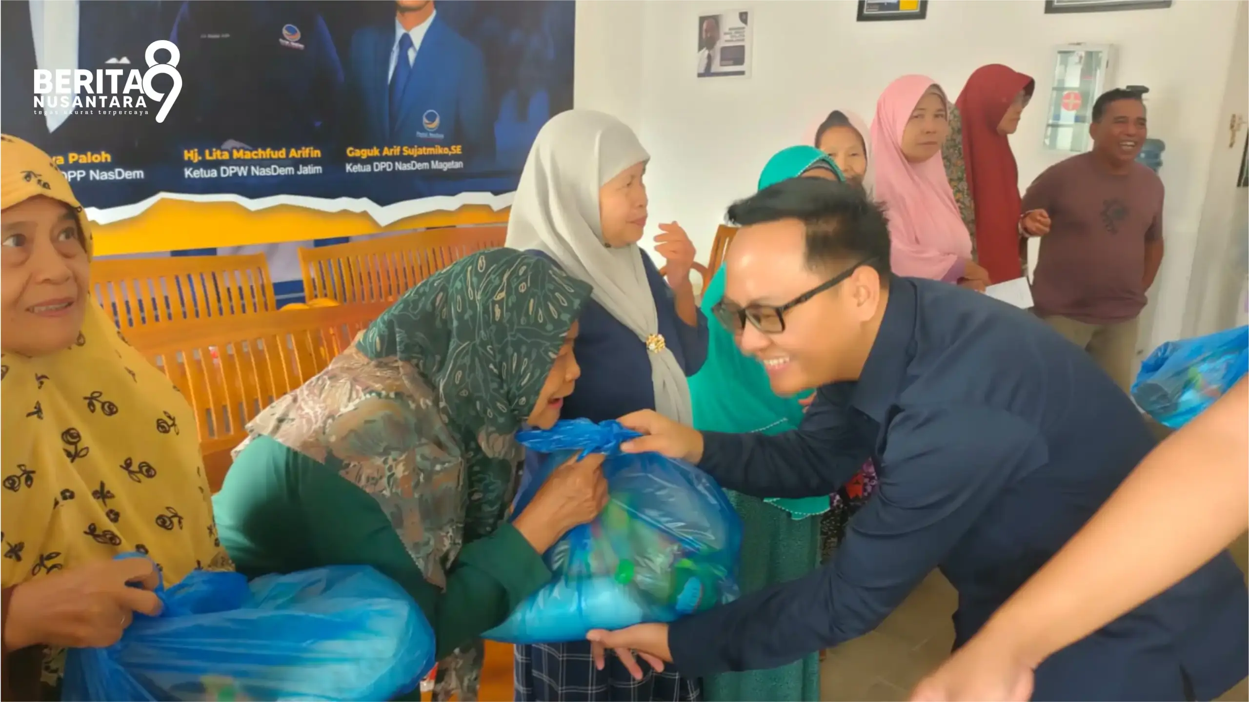 Marga Dwi Setiawan memberikan sembako pada HUT ke 14 NasDem