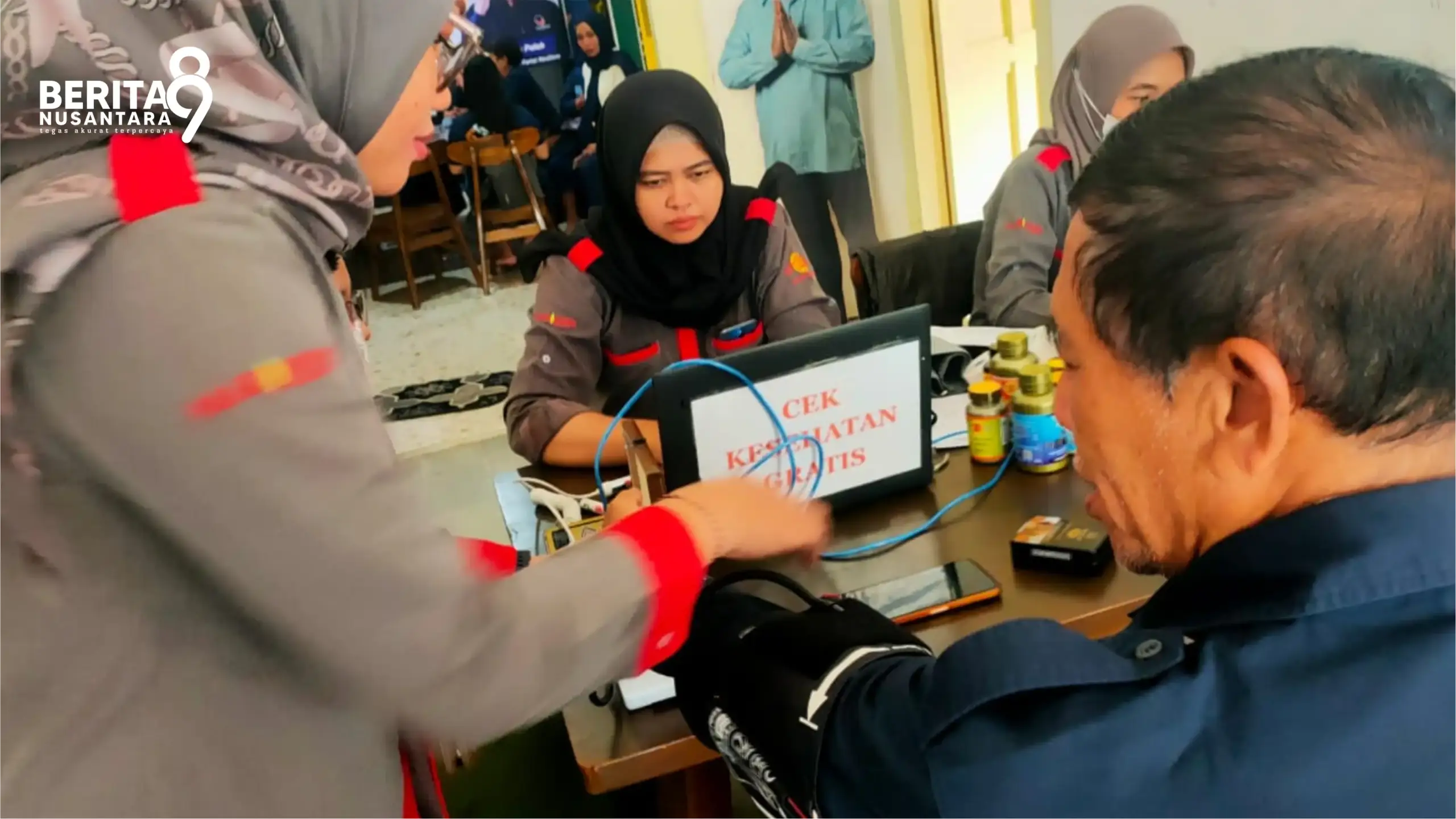 Pengurus NasDem melakukan cek kesehatan gratis