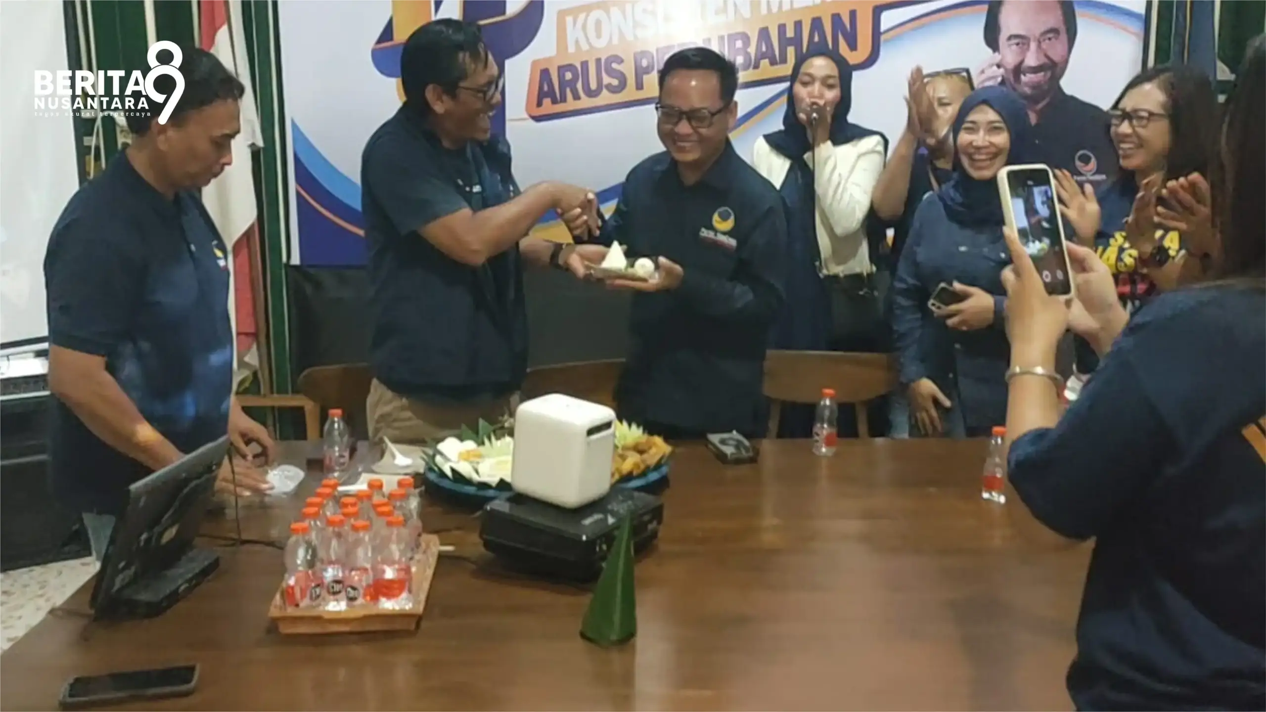 HUT ke 14 NasDem Potong Tumpeng
