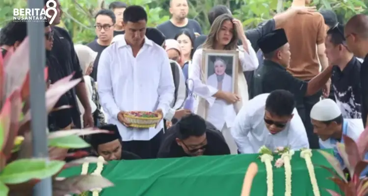 Hamish Daud di Pemakaman Ibunda Raisa Hamish Daud di Pemakaman Ibunda Raisa