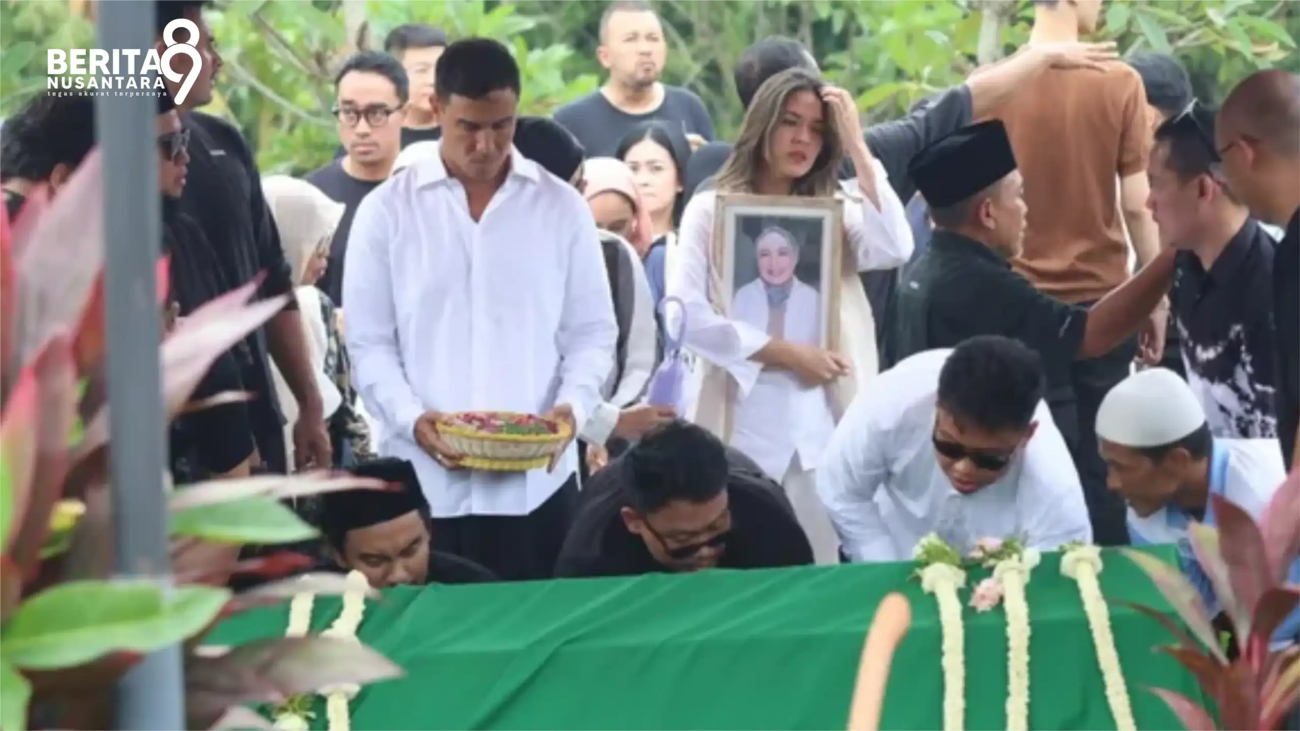 Hamish Daud di Pemakaman Ibunda Raisa